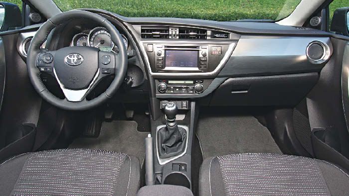 Το εσωτερικό του Toyota Auris είναι λιτό σε σχεδίαση, όμως ποιοτικό και εργονομικό.